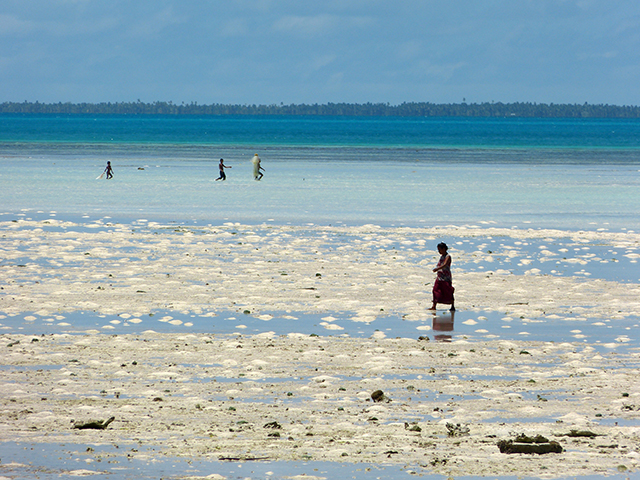 Abaiang-Kiribati---Fishing-and-reef-flat---Carlo-Iacovino-SPREP