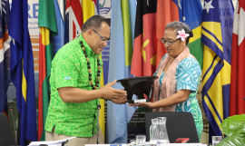 Presentation of gift from Tokelau to outgoing Director General